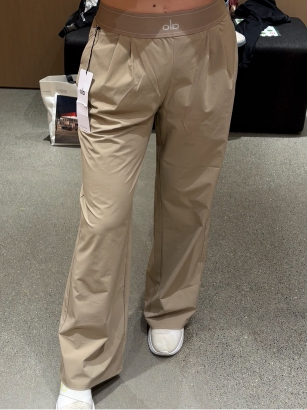 ALO Yoga suit up trousers gravel size xs BNWT - Picture 5 of 8